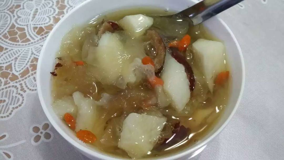 山药红枣枸杞银耳汤