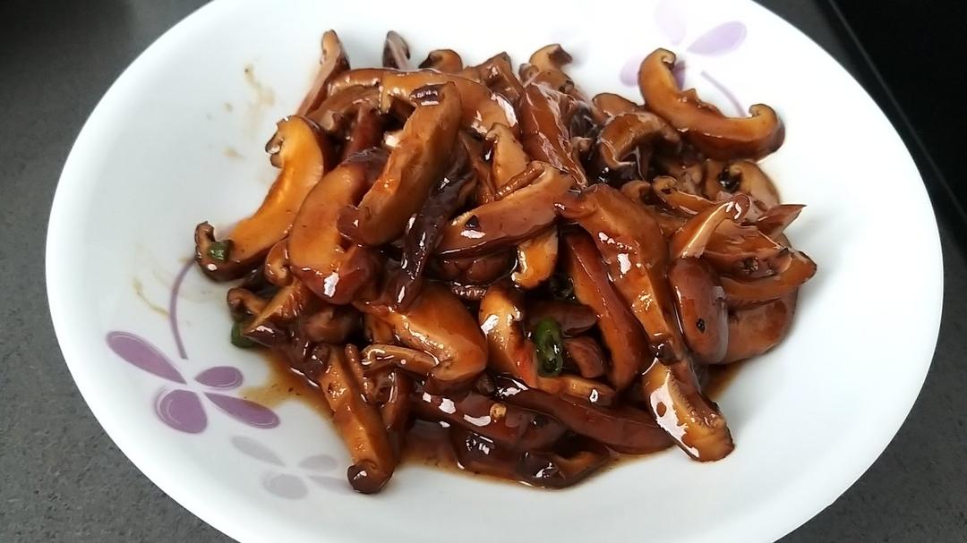 分享一个香菇好吃的做法，不用烧鸡不用炖汤，简单炒一炒，真香
