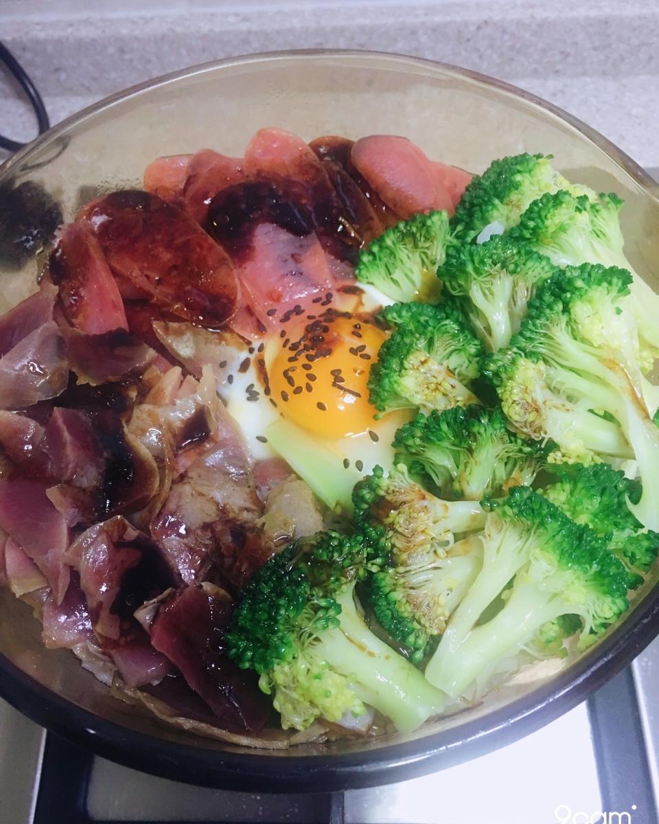 《广式腊肠砂锅煲仔饭》
