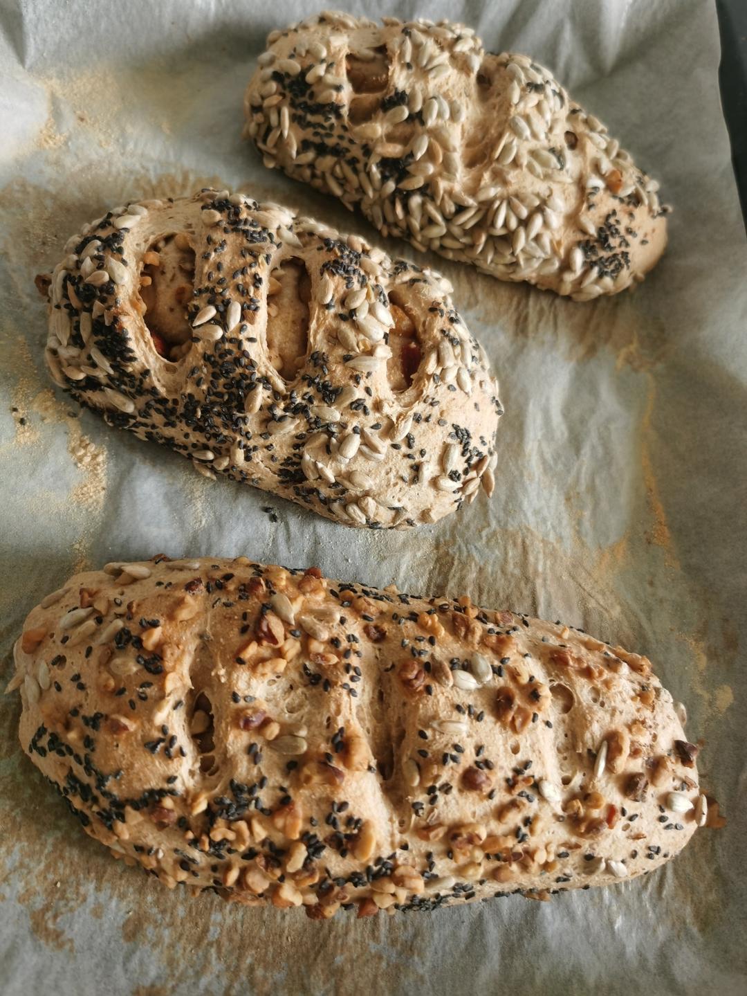 无油 无糖
免揉！全麦坚果欧包、吐司（葡萄干、燕麦、黑芝麻、南瓜籽）