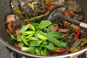 酸菜炒蕨粑【海底捞调味料】的做法 步骤7