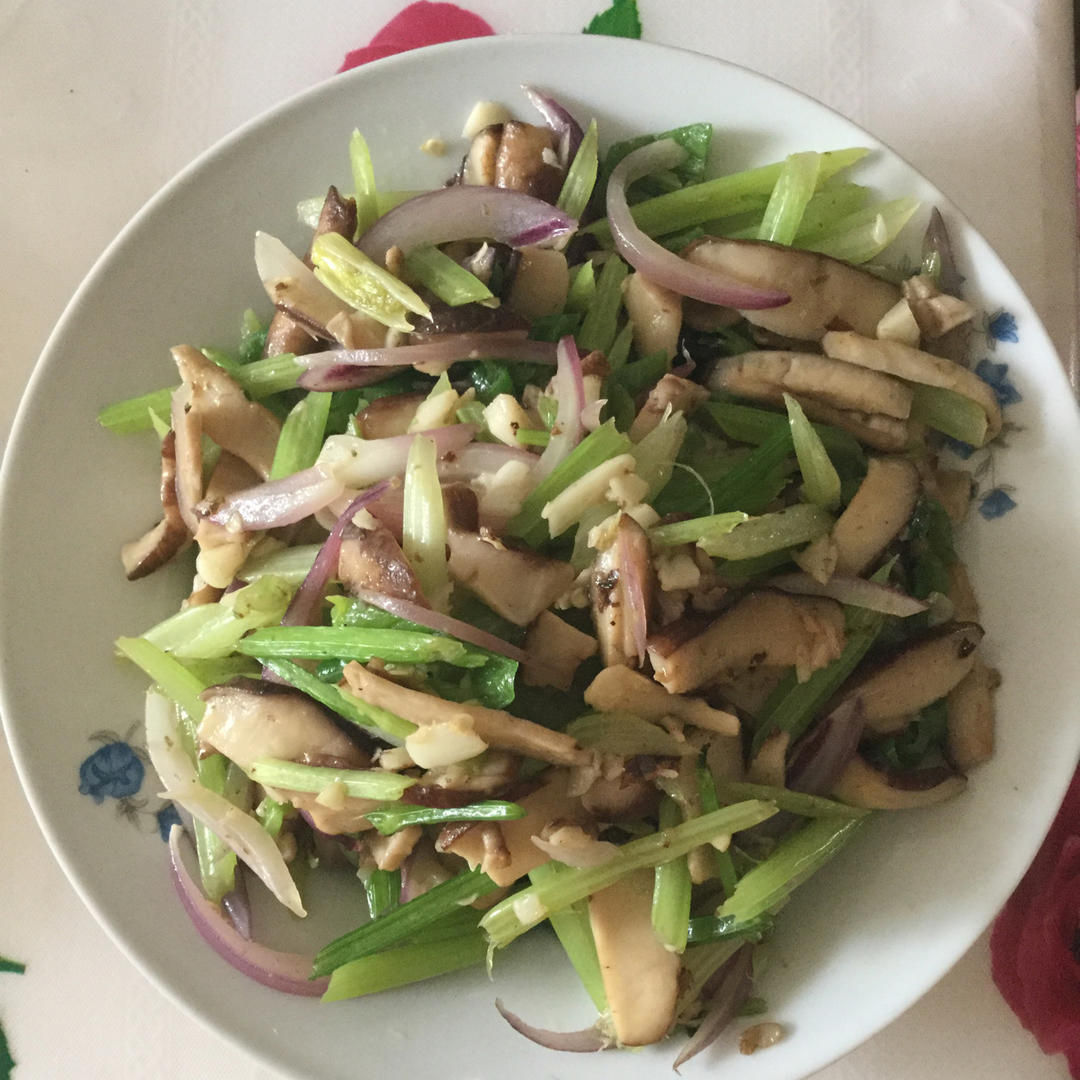 芹菜炒蘑菇