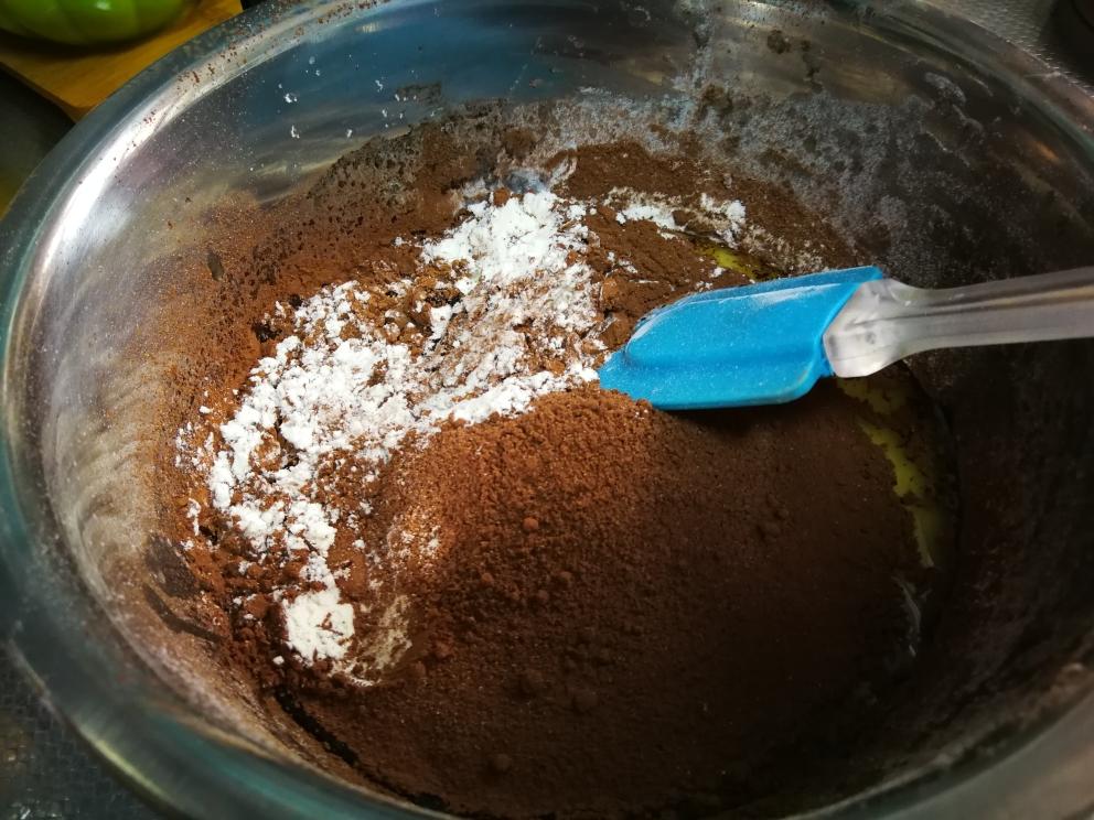 可可戚风蛋糕——数次实验后的最终数据的做法 步骤4