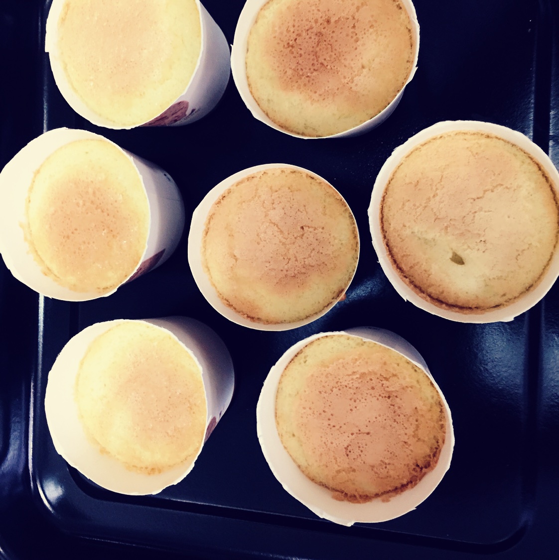 淡奶油海绵纸杯蛋糕