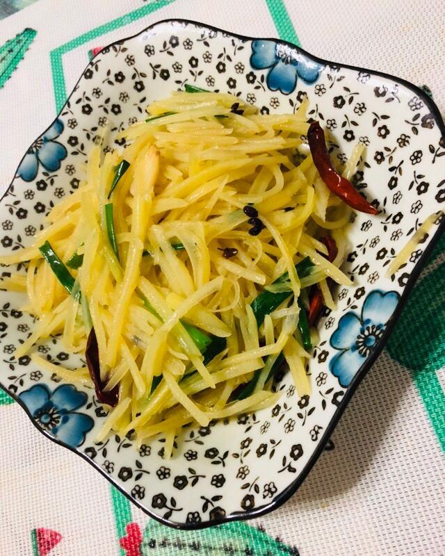 厨师长教你：“炝炒土豆丝”的家常做法，口感爽脆