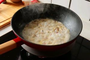 奶香浓郁，面条爽滑～蘑菇北极虾炒菠菜面的做法 步骤11