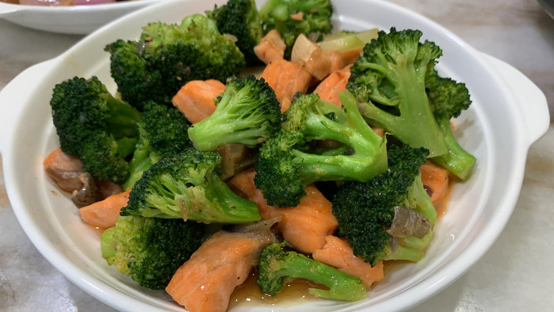 西兰花炒三文鱼