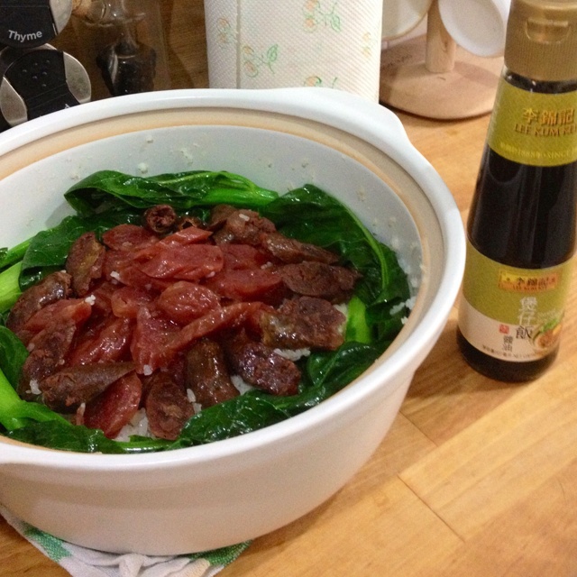 广式腊味煲仔饭