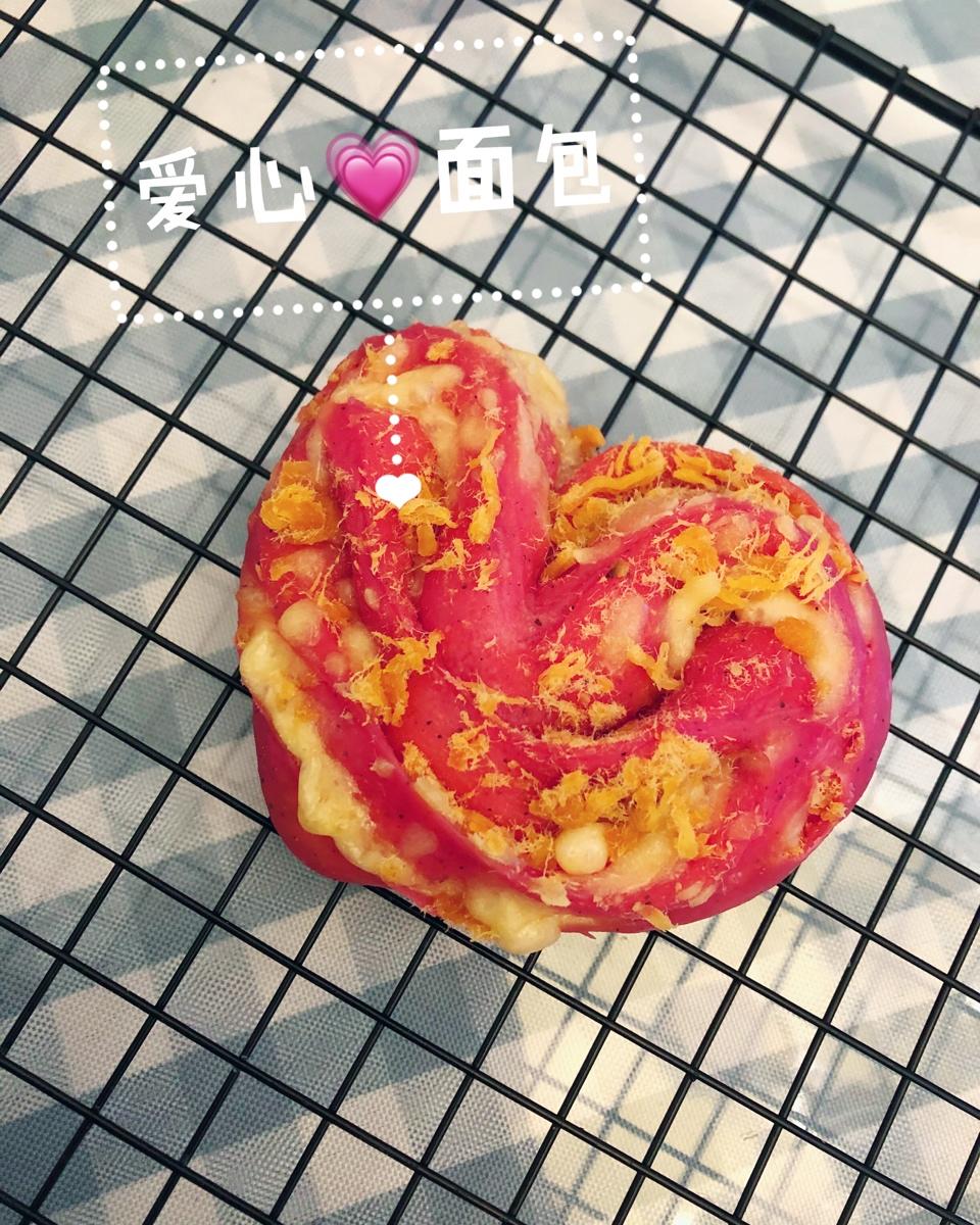 心形火龙果椰蓉面包
