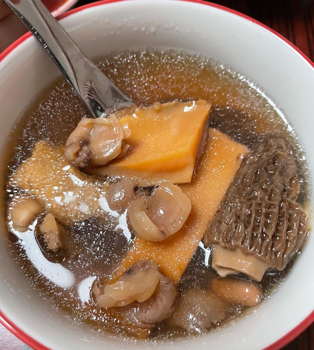 鲜掉眉毛的靓汤!响螺片羊肚菌炖龙骨的做法