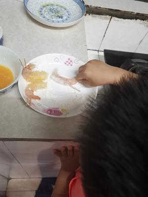 幼儿园小朋友可以自己做的炸虾小食的做法 步骤4