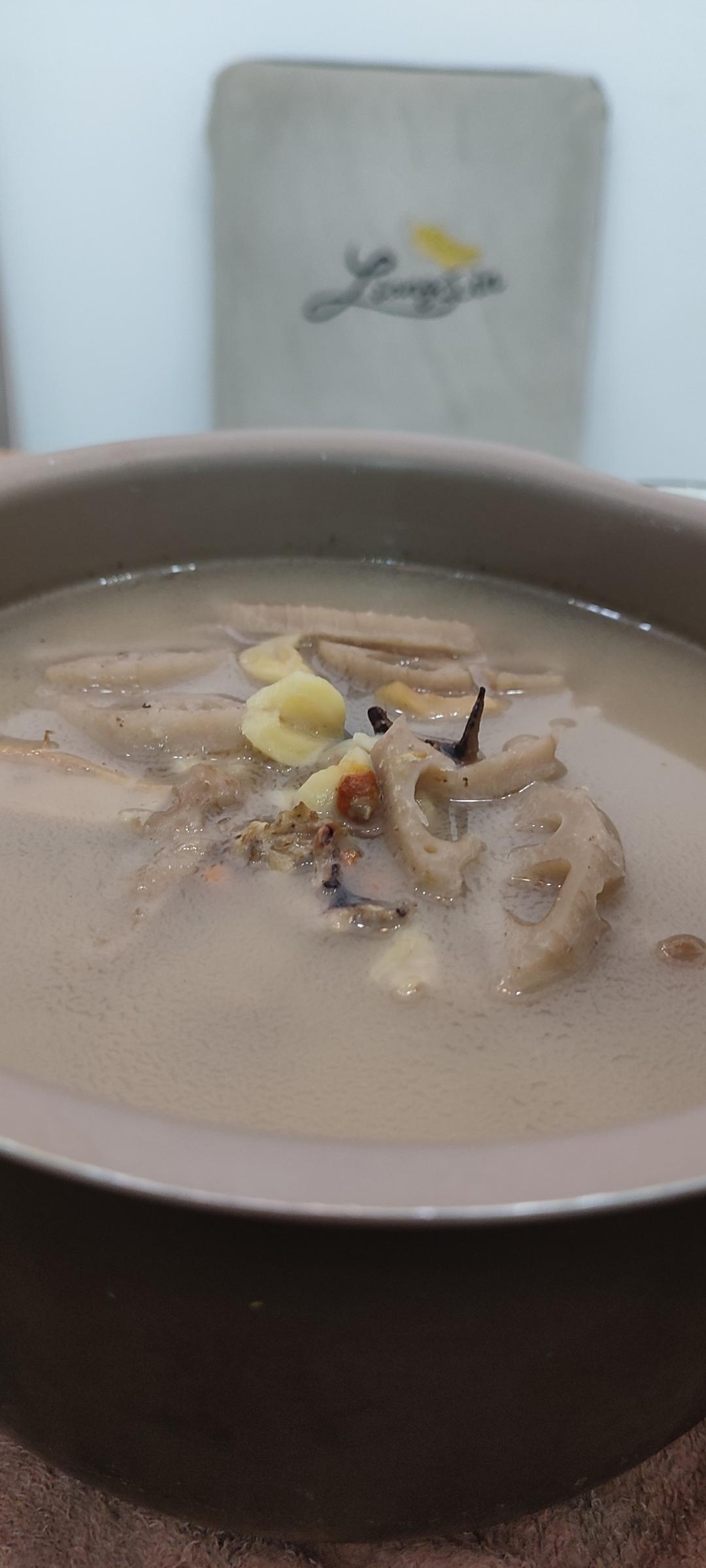 墨鱼干莲藕汤(补血养胃)