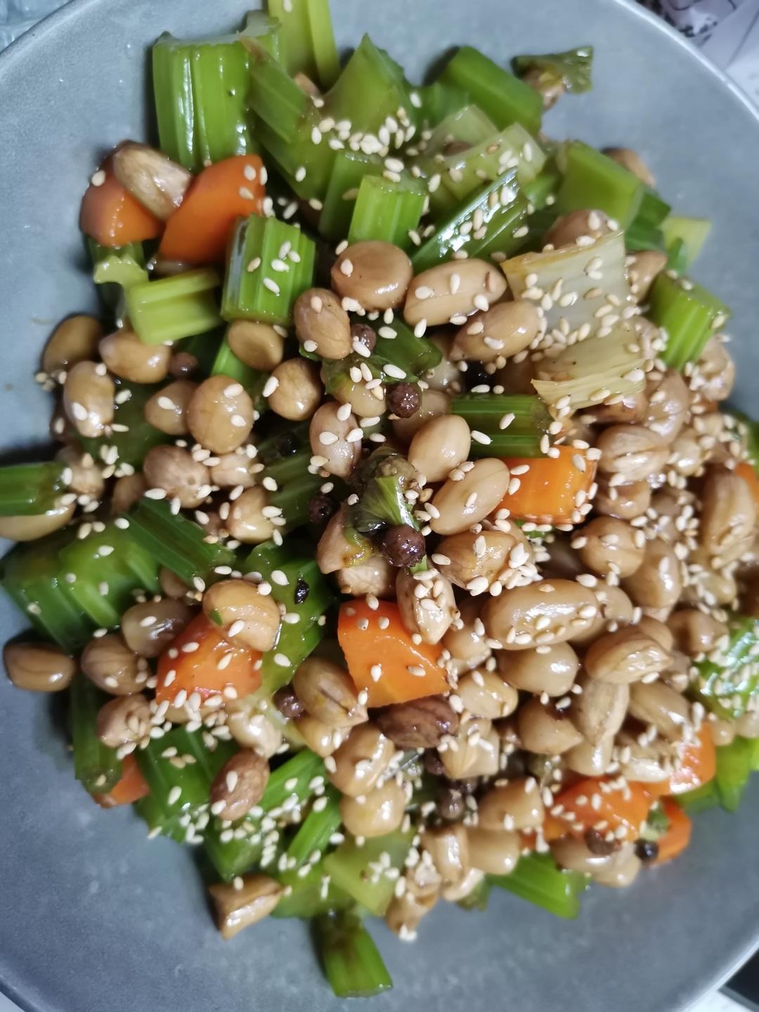 凉拌芹菜花生米胡萝卜