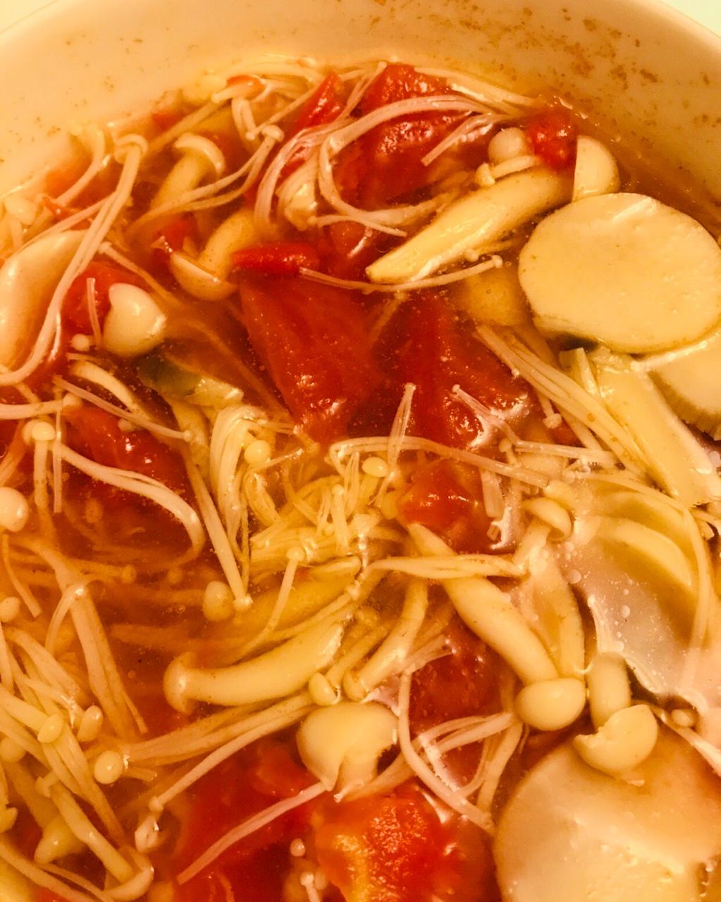 小玉橘子做的番茄蘑菇汤