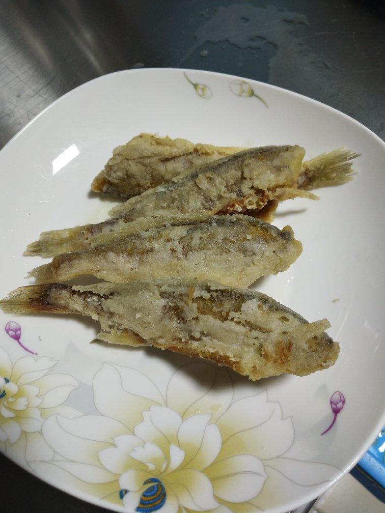 外酥里嫩：不会回软的干炸小黄鱼。