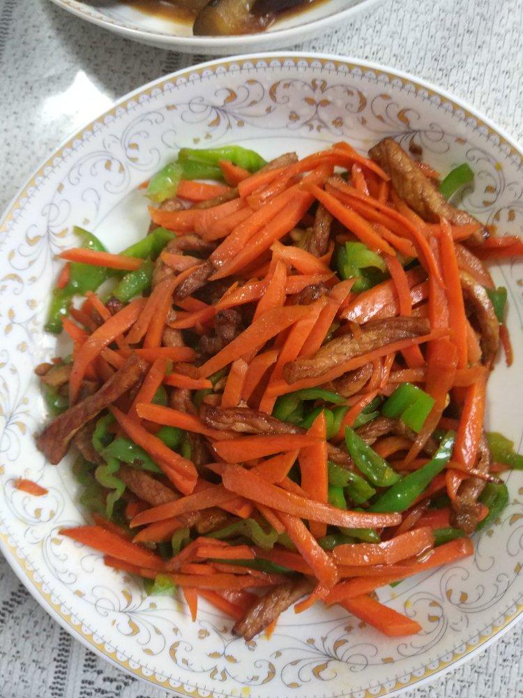 超下饭的青椒胡萝丝炒肉