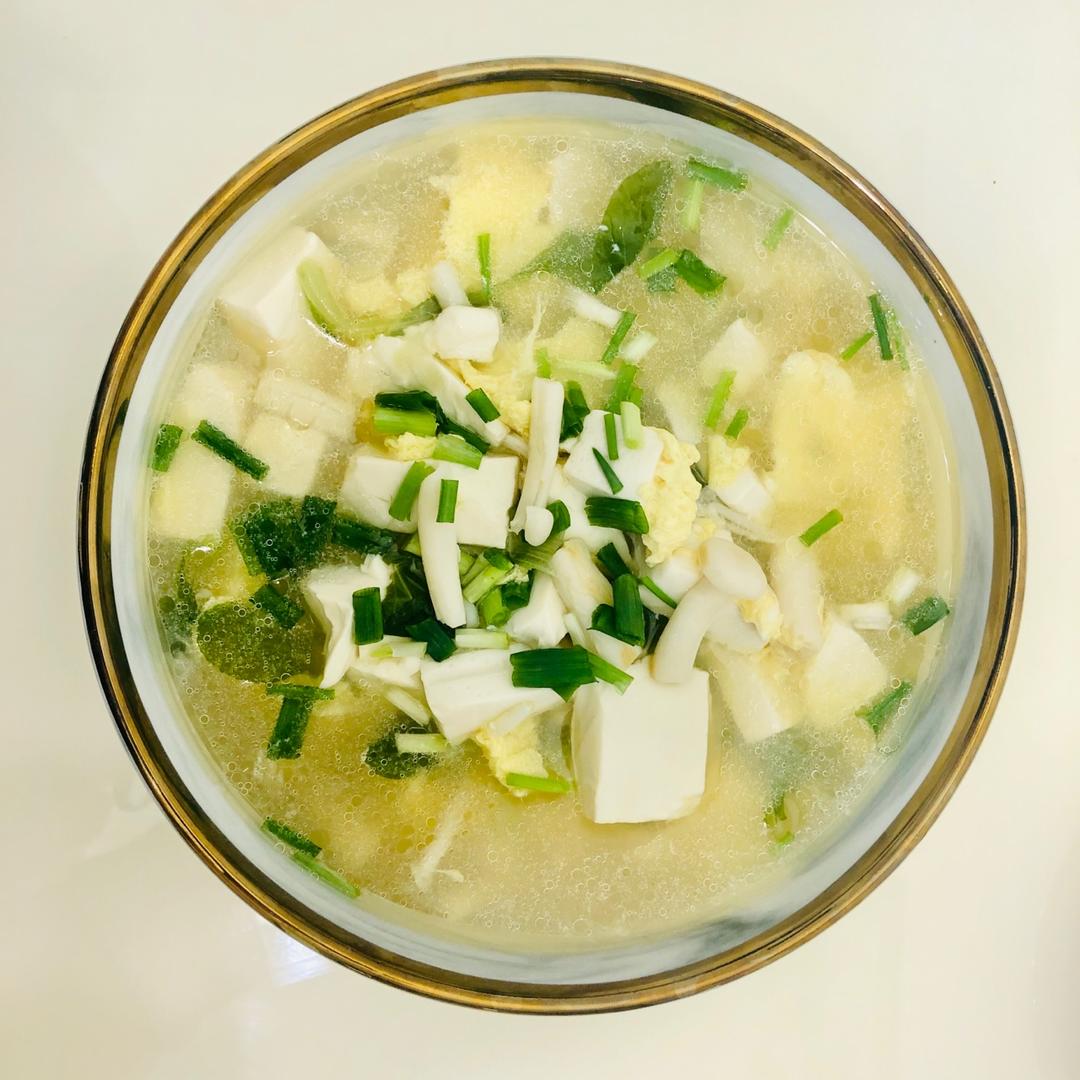 鲜掉眉毛的菌菇豆腐汤