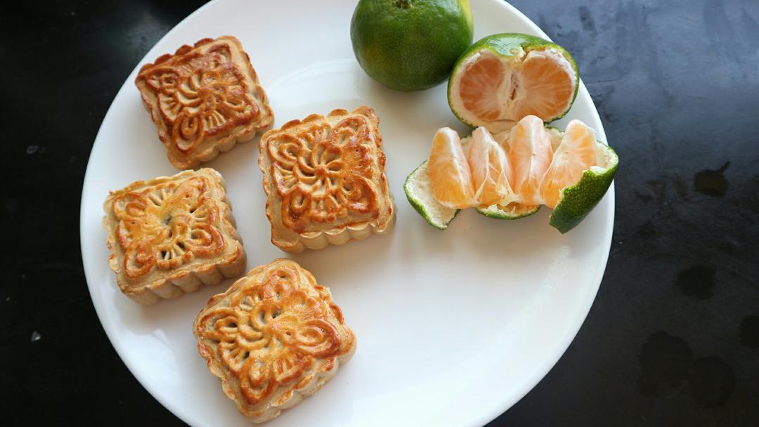 广式月饼—蛋黄莲蓉月饼