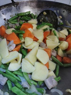 东北菜家常菜：芸豆土豆炖肉的做法 步骤7