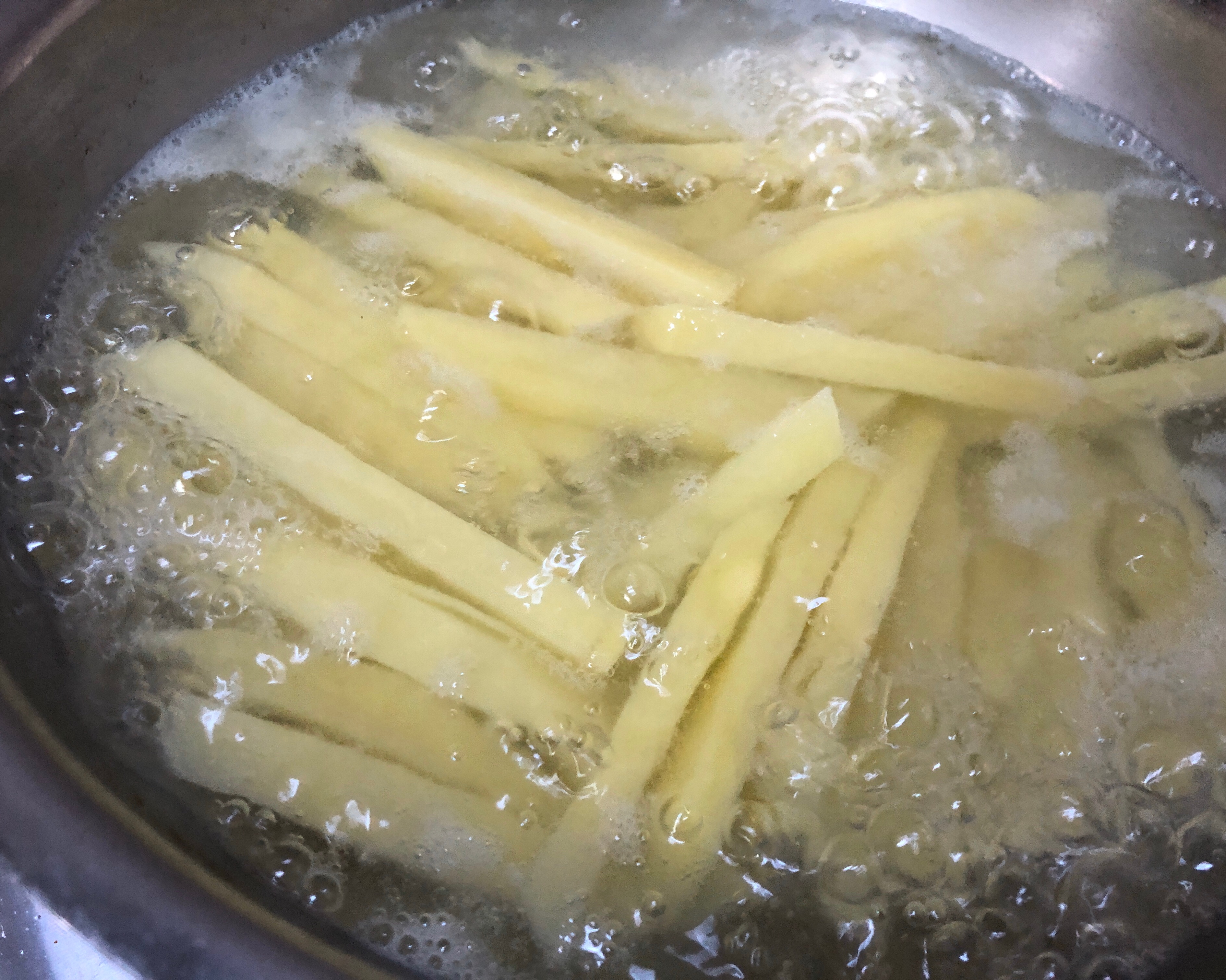 秒杀麦当当薯格的自制香脆薯条🍟的做法 步骤2