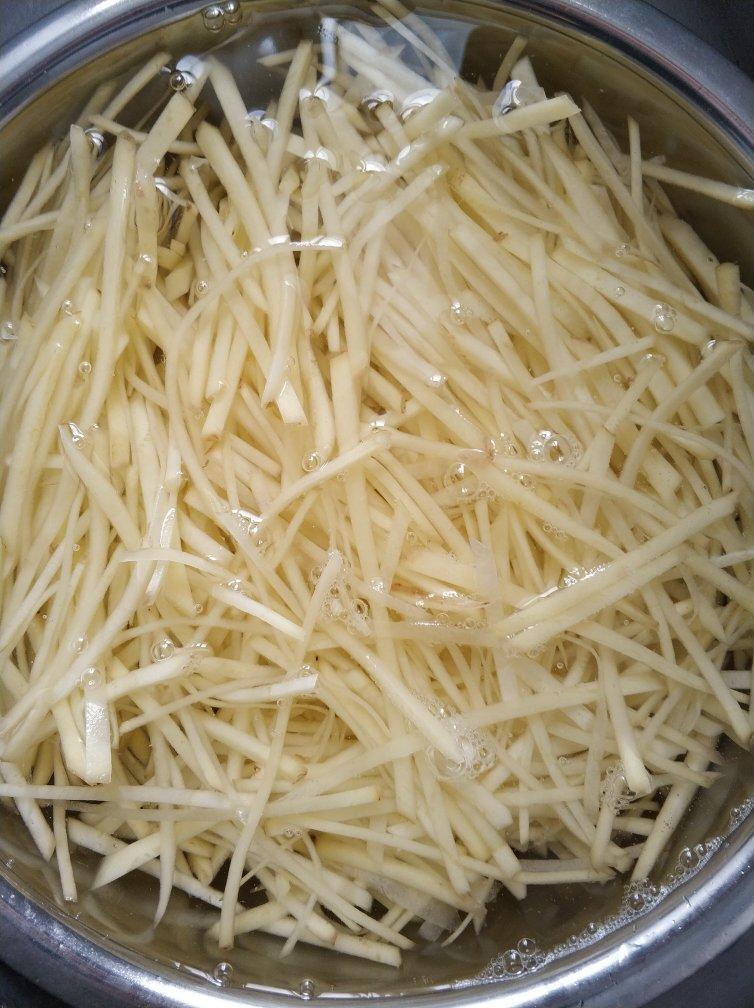 厨师长教你：“炝炒土豆丝”的家常做法，口感爽脆