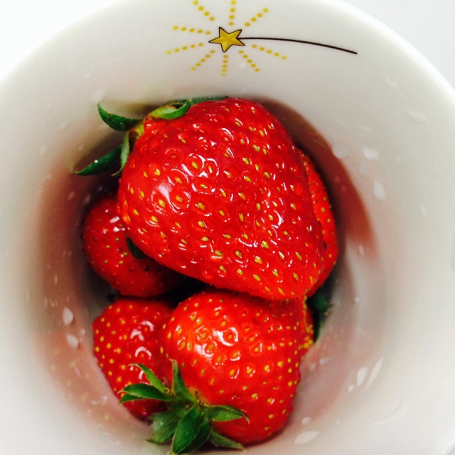 洗草莓，春天就得吃草莓～