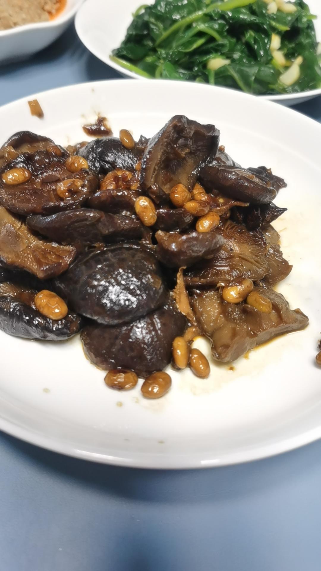 比肉还好吃的干香菇炖黄豆