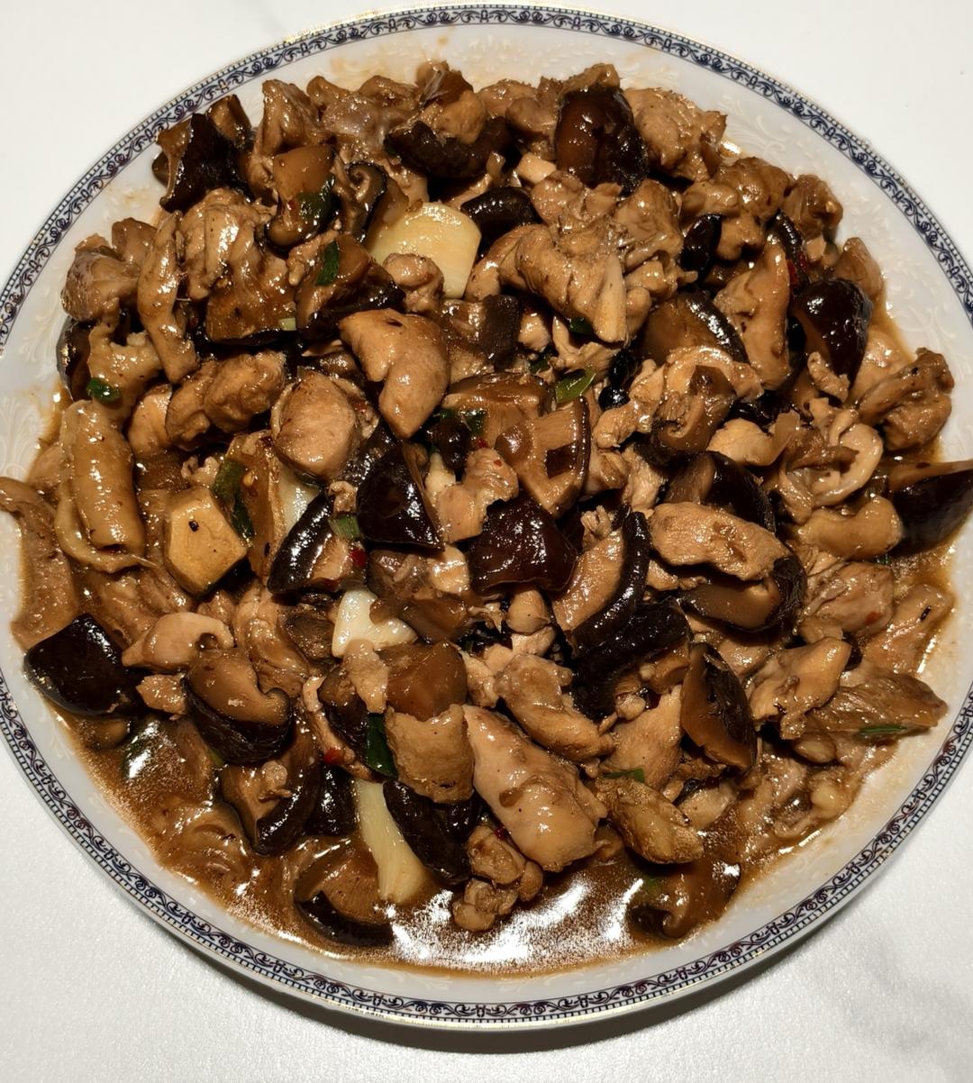 家常简易版香菇炒鸡腿丁
