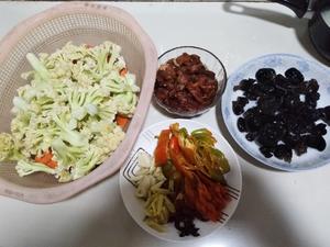 炒胡萝卜木耳菜花的做法 步骤1