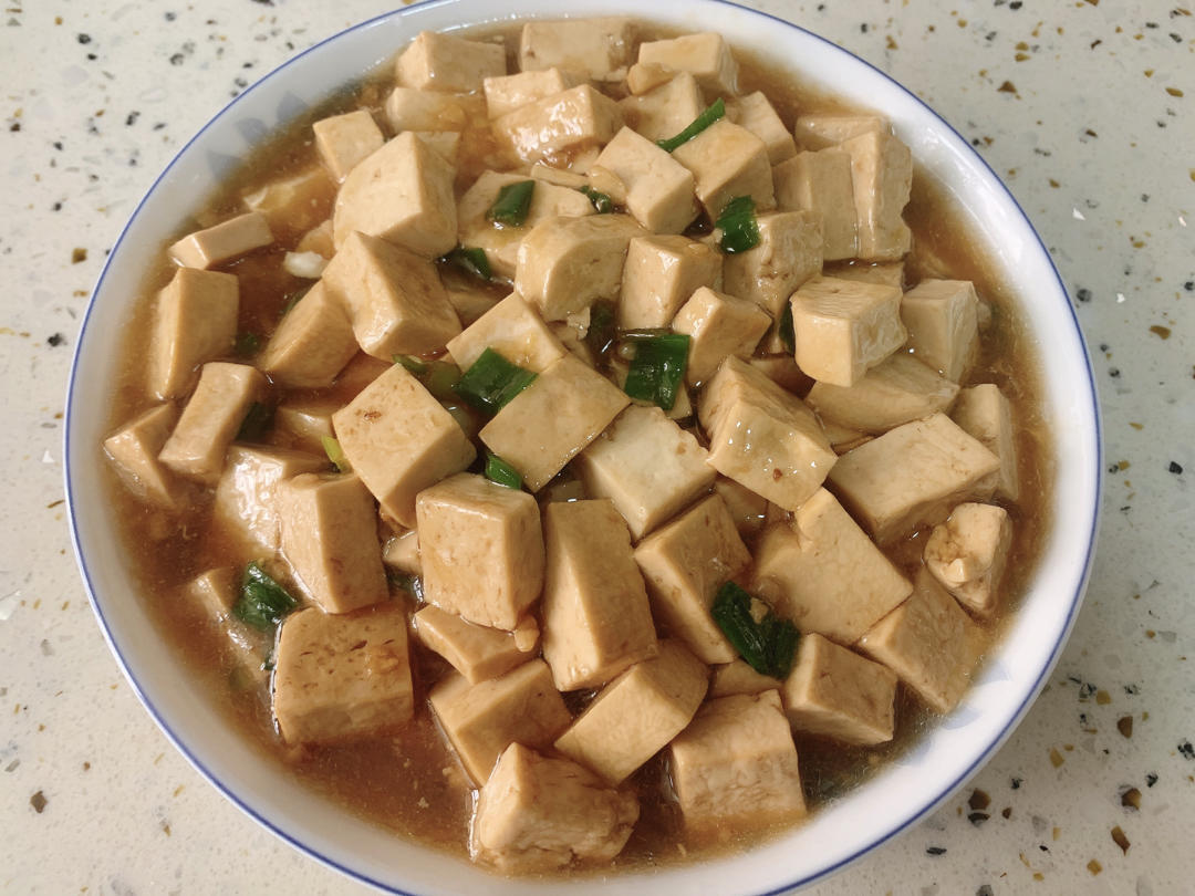 不放肉也超下饭的葱焖豆腐