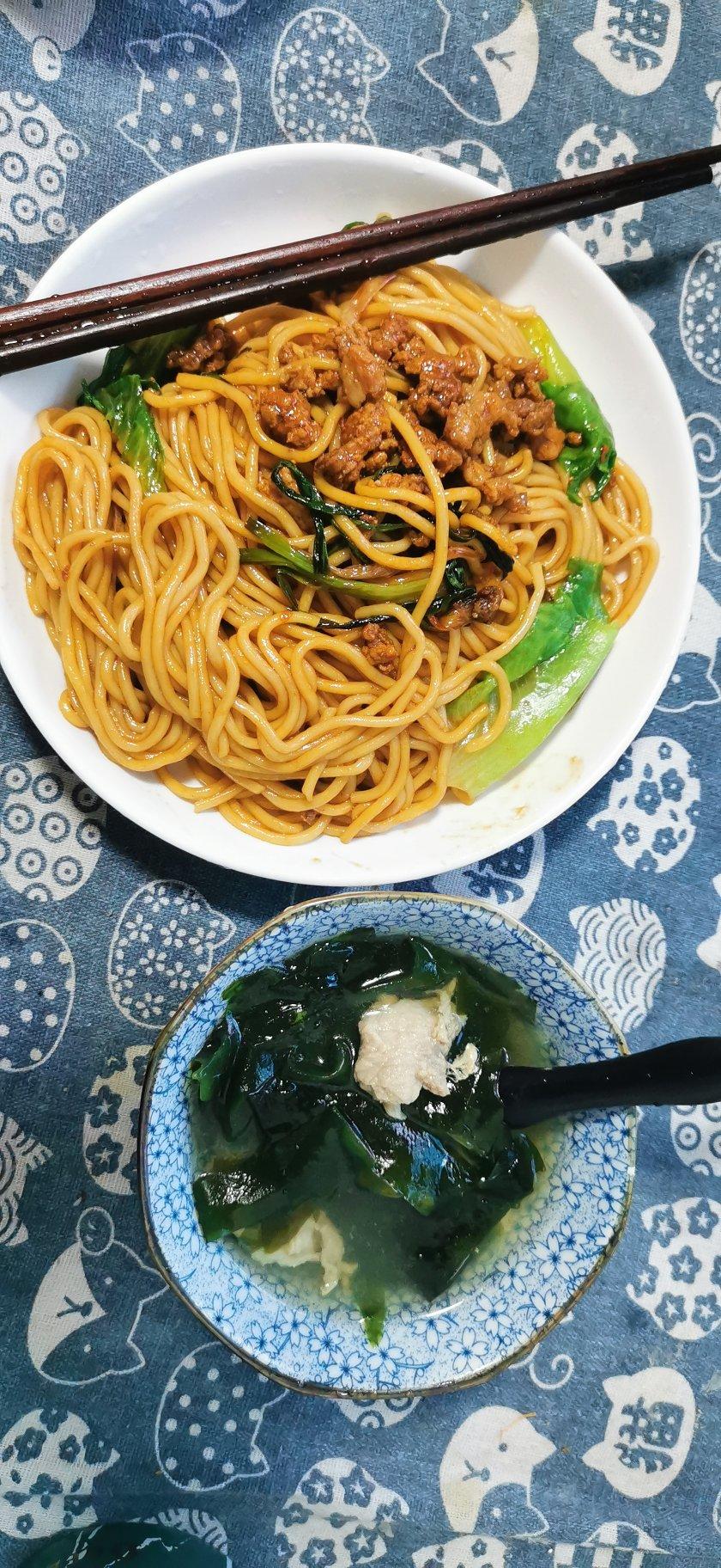 星期天123456做的10分钟搞定的一碗葱油拌面