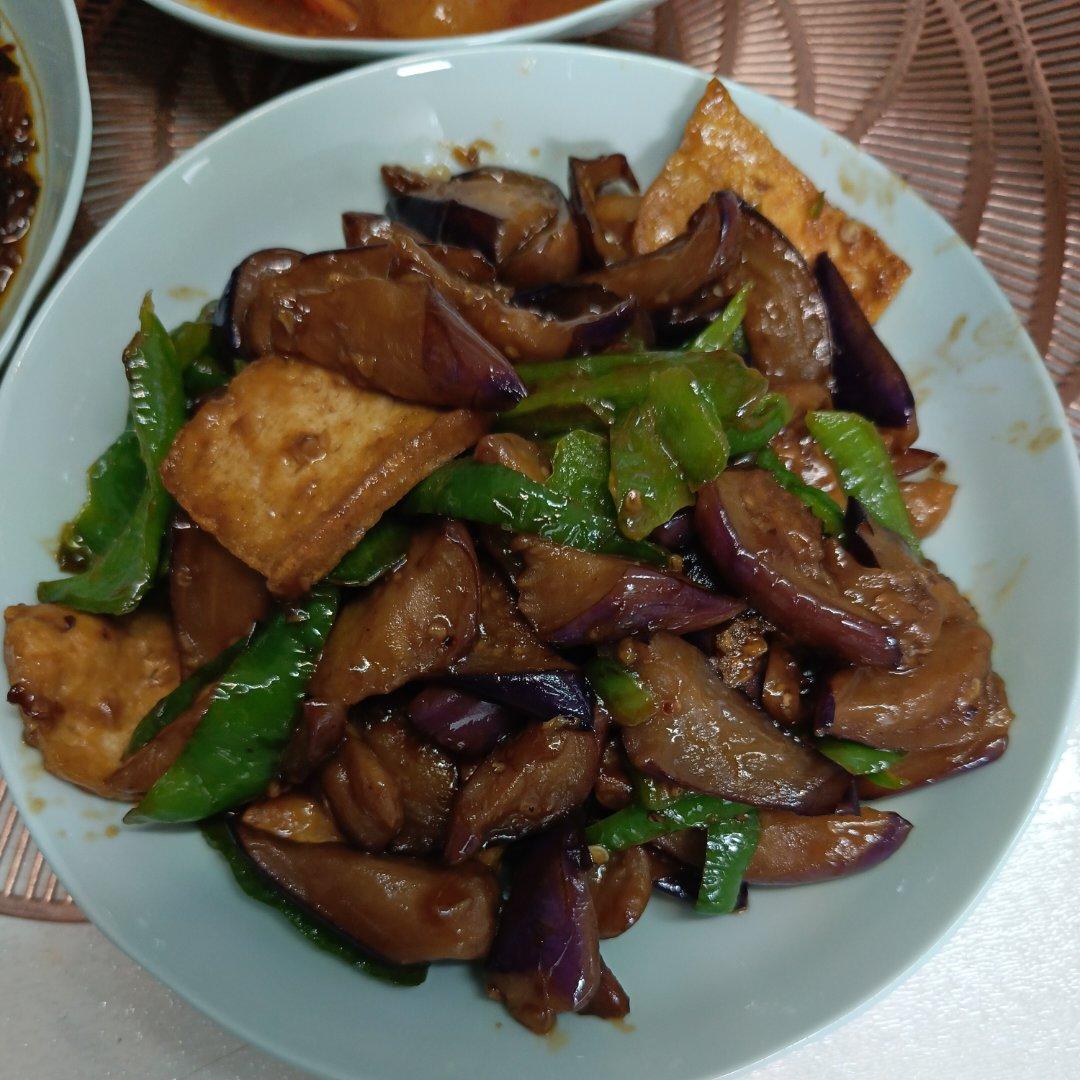 不用炸不吸油，咸香入味三分的红烧茄子