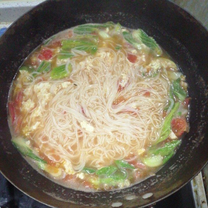 番茄鸡蛋手擀面汤