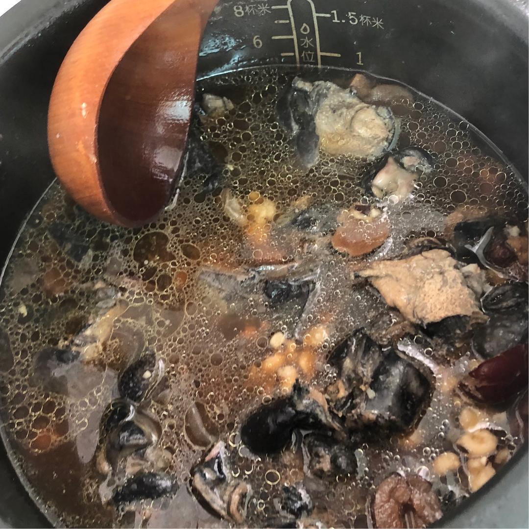 乌鸡汤（黄精、芡实、红枣、姜）