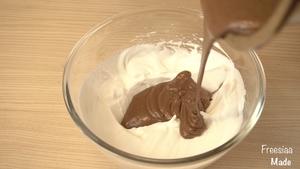 可可戚风 巧克力围边奶油蛋糕（视频菜谱）的做法 步骤7