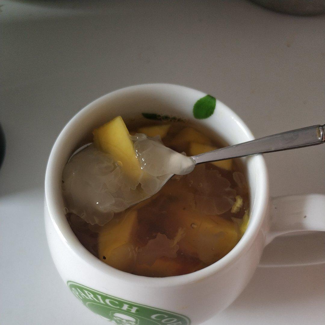 银耳桃胶皂角米雪燕羹