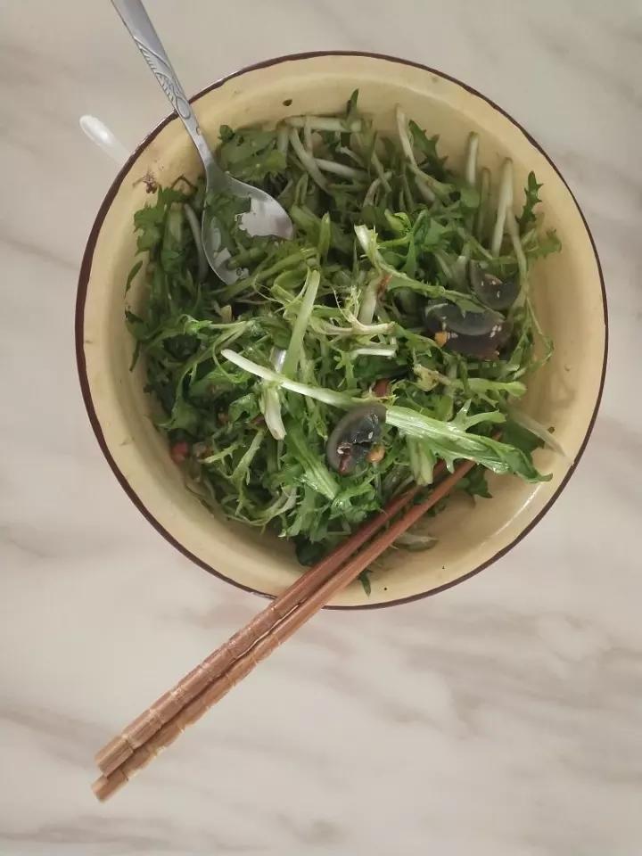 凉拌苦菊皮蛋