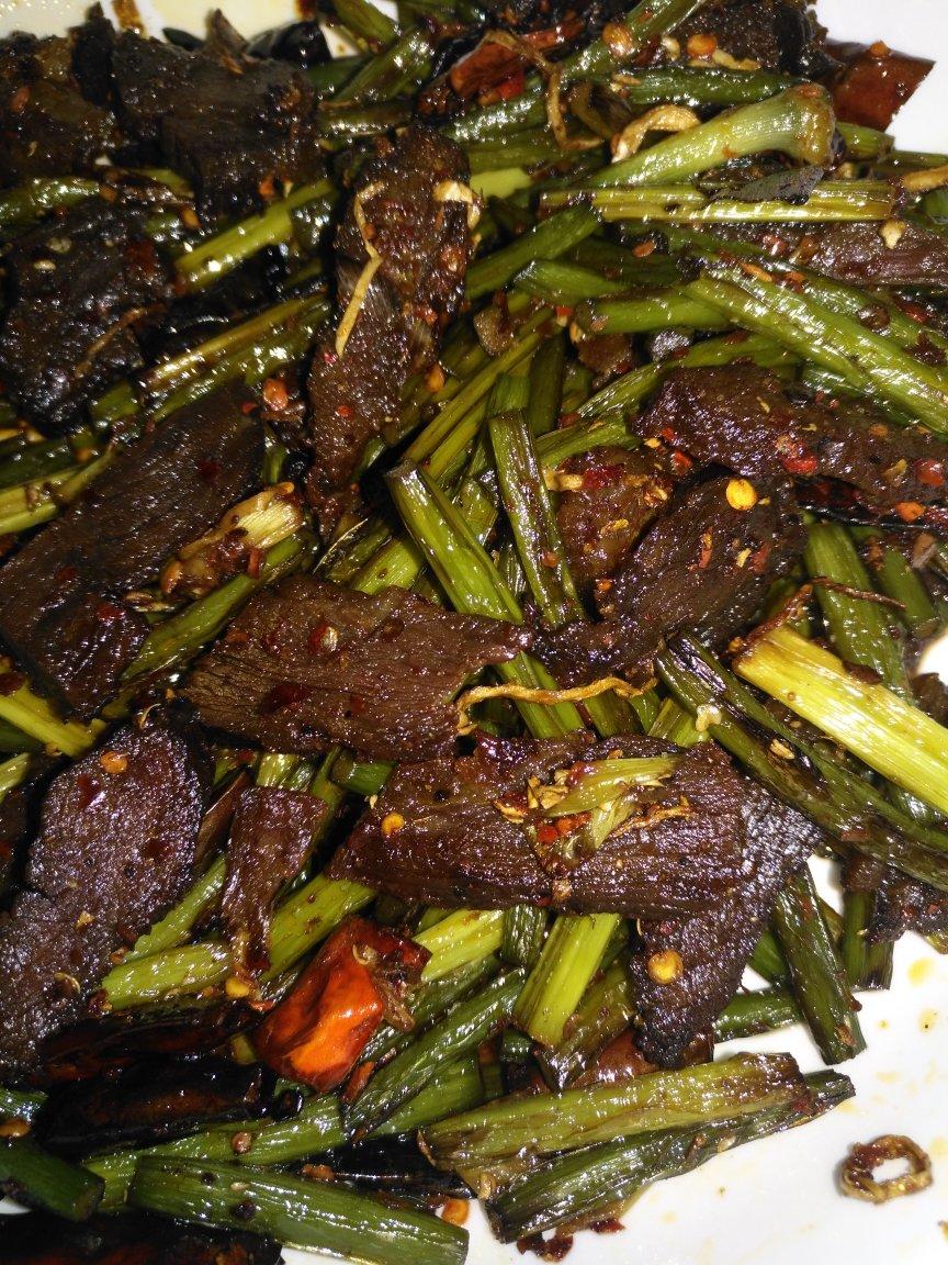 腊牛肉蒜薹