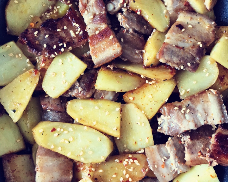 土豆煎五花肉的做法