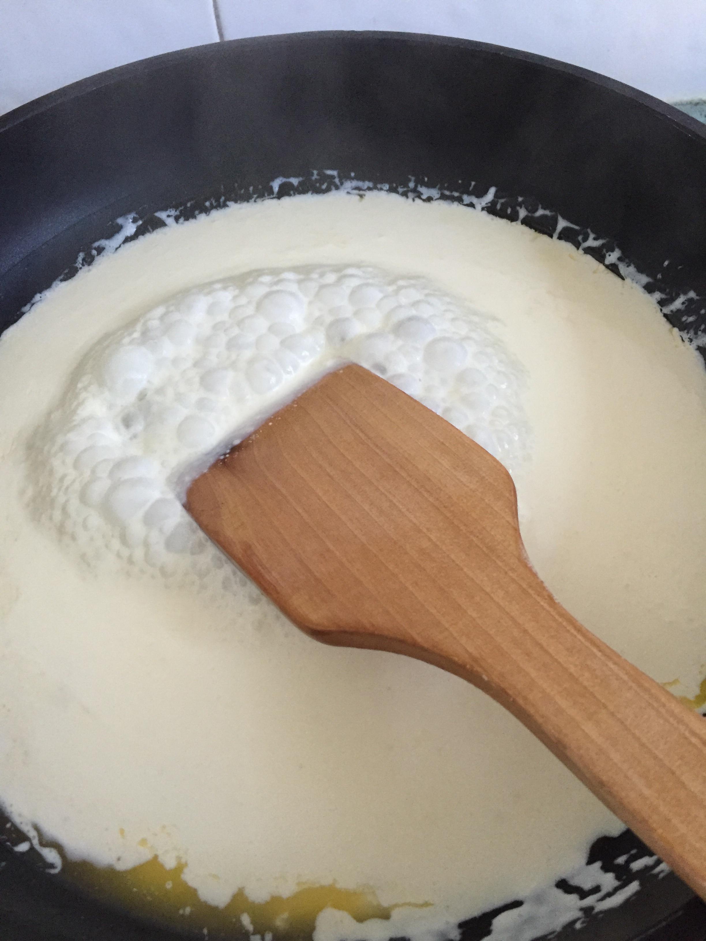 白汁蘑菇培根意粉的做法 步骤4