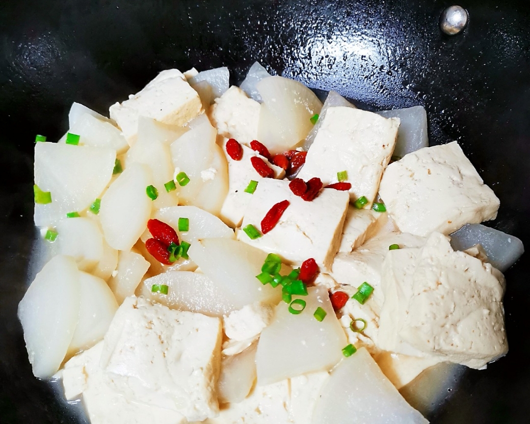 【秋冬养生健康菜】白萝卜炖豆腐的做法
