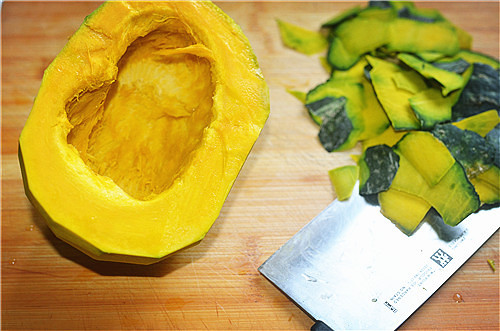 咸香软糯的快手菜--咸蛋黄焗南瓜的做法 步骤1