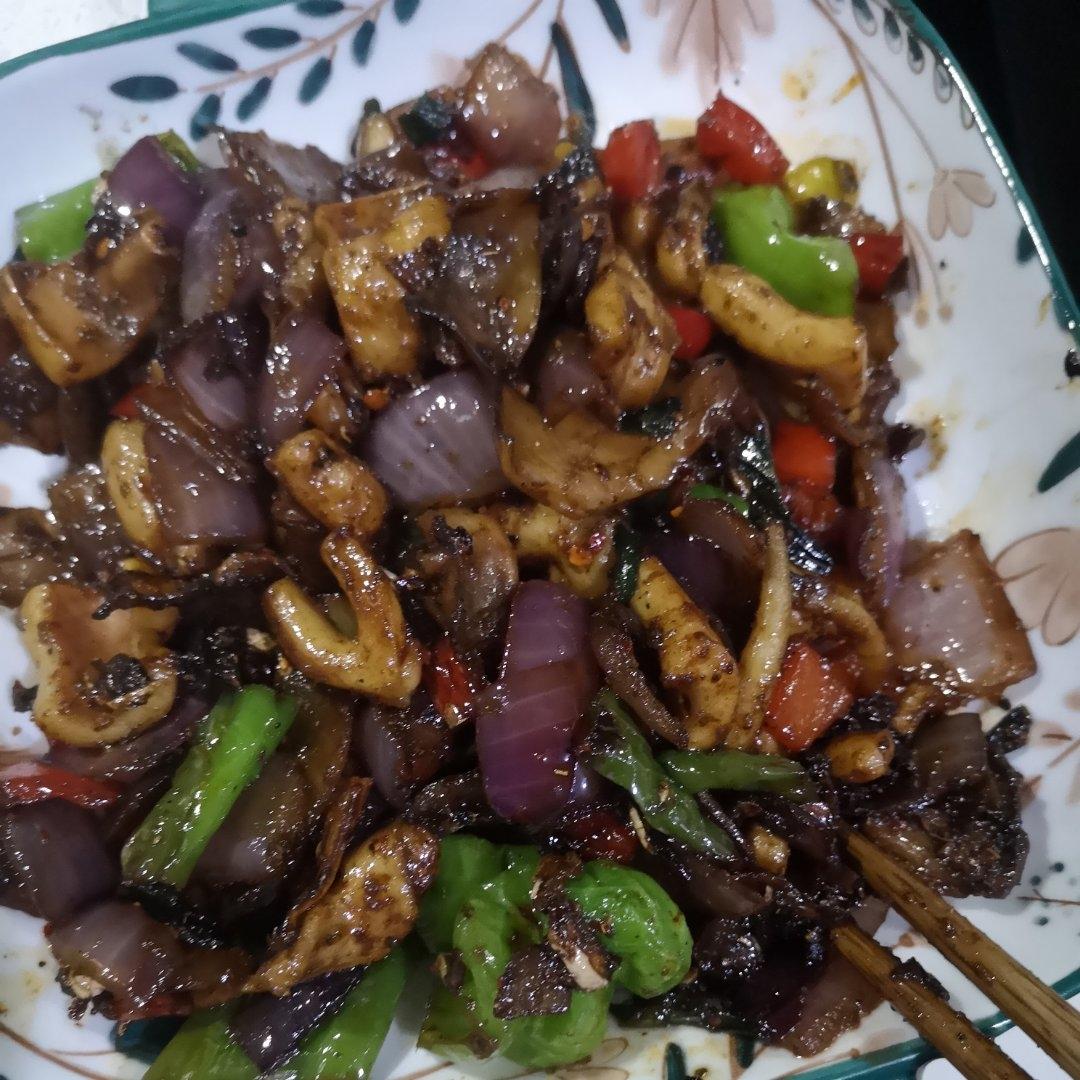 爆炒鱿鱼须，加上这一步，可以与铁板鱿鱼媲美