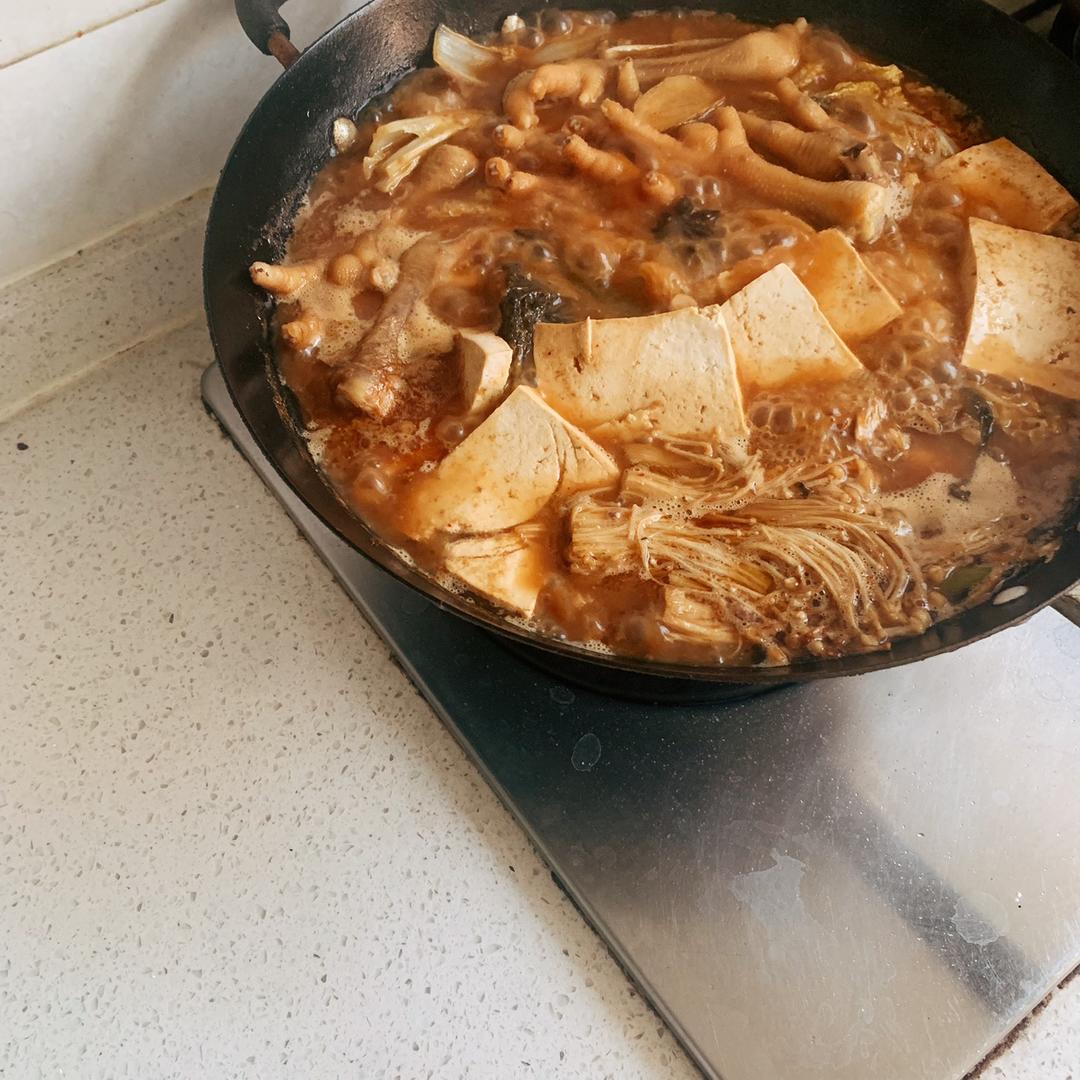 铁锅炖鱼配饼子