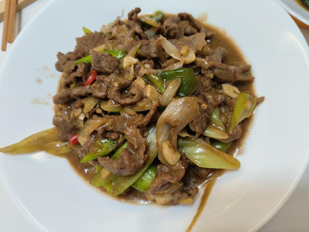 葱香浓郁的葱爆牛肉
