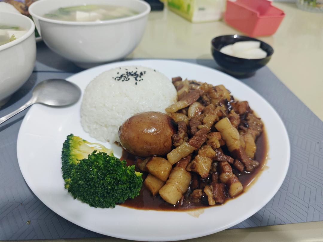 洋葱酥卤肉饭