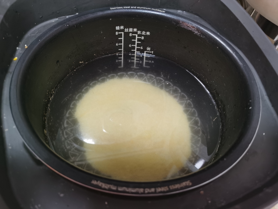 用电饭锅做小米粥的做法 步骤1