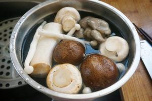 菌菇炖鸡汤的做法 步骤5