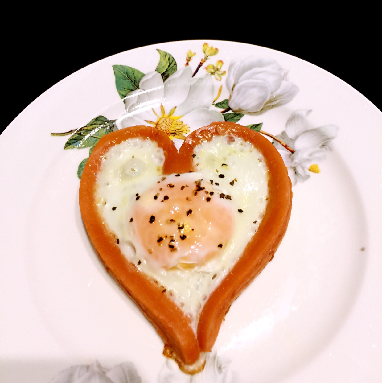 心形香肠荷包蛋