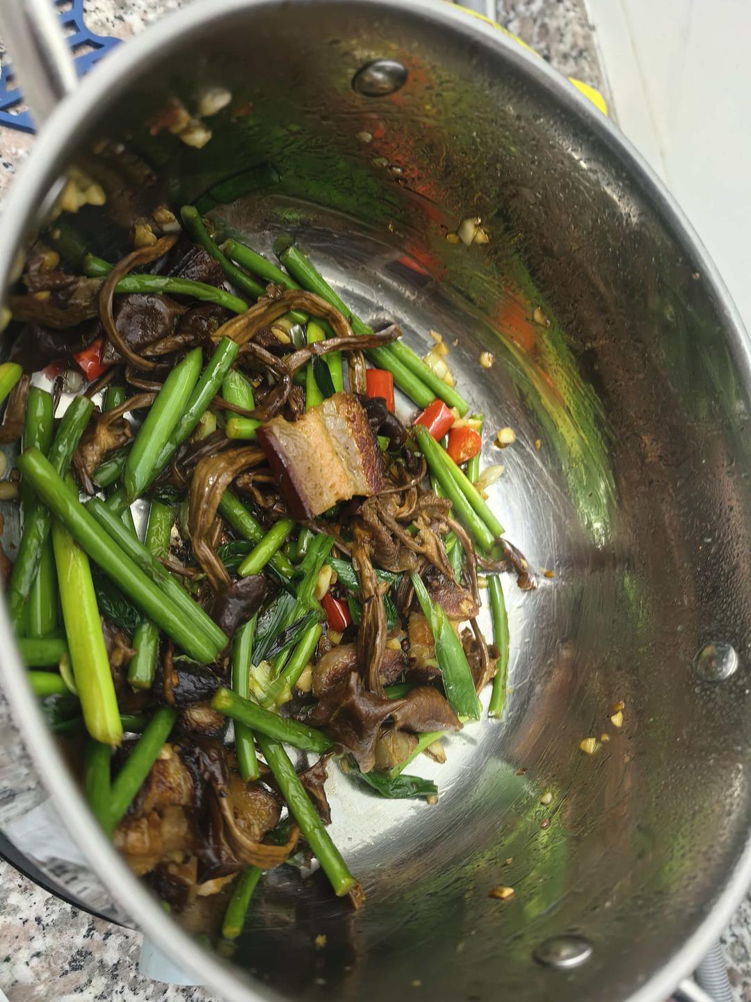 蒜心茶树菇炒腊肉